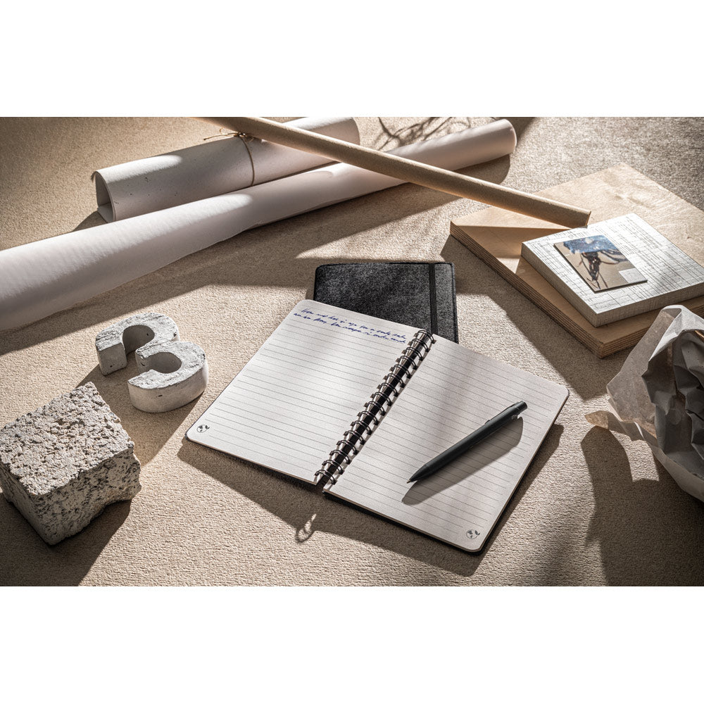 A5-Ringbuch mit flexiblem Einband aus recyceltem Filz (100% rPET) mit linierten Seiten