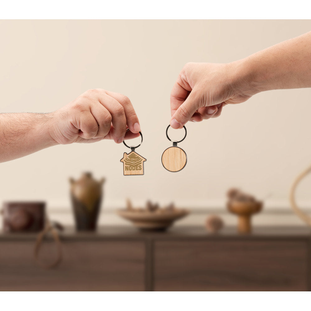 Schlüsselanhänger aus Eisen in Hausform aus Zink und Bambus